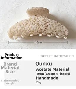 Vue détaillée de la pince à cheveux de 10cm en acétate avec motif floral fait main