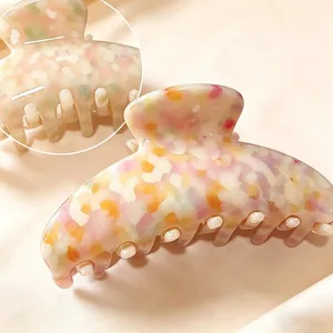 Pince à cheveux en acétate avec motif floral marbré sur fond en soie rose élégant