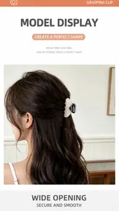 Détail d'une pince à cheveux en acétate fleurie avec strass sur les cheveux