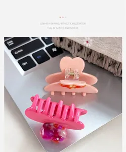 Gros plan de pinces à cheveux en forme de cœur avec motifs floraux sur un ordinateur