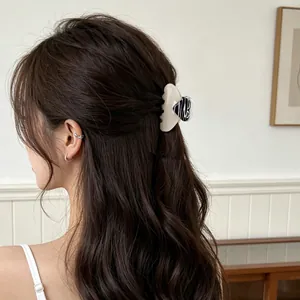 Pince à cheveux élégante en acétate crème avec cœur floral et lettres sur cheveux bruns