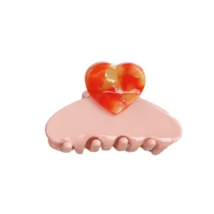 Pince à cheveux en forme de cœur rose en acétate avec motif floral marbré