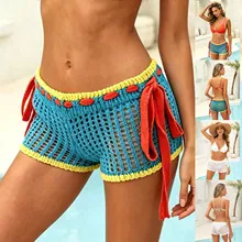 Detalle de pantalones cortos de playa de ganchillo con ribetes y cordones laterales