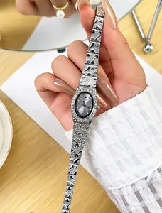 Dettaglio di un orologio al quarzo argento con quadrante e cinturino decorati con diamanti