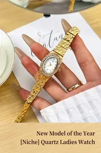 Dettaglio orologio ovale dorato di lusso con lunetta in cristallo e cinturino a trama