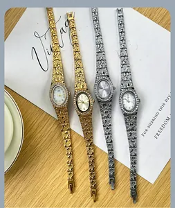 Dettaglio di orologi al quarzo di lusso con lunetta diamantata e cinturino dorato