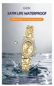 Dettaglio dell'orologio dorato di lusso con resistenza all'acqua e cristalli scintillanti