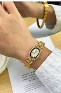 Dettaglio dell'orologio GEDI da donna ovale in oro con diamanti e cinturino