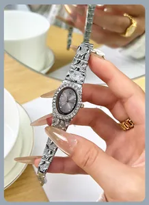Dettaglio dell'orologio ovale argento con cristalli di lusso e texture in rilievo
