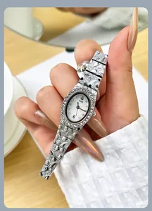 Primo piano dell'orologio di lusso GEDI argento con quadrante in cristallo e cinturino