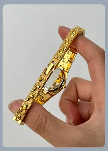 Dettaglio del fondello in acciaio inossidabile con incisione HB-6208G su orologio dorato