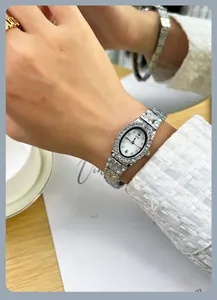 Dettaglio dell'orologio al quarzo argento con quadrante ovale e cinturino di diamanti