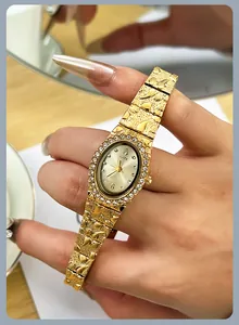 Dettaglio orologio GEDI oro con lunetta di strass e logo cigno sul quadrante