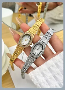 Primo piano dettagliato di due orologi al quarzo di lusso GEDI con quadranti ovali con strass