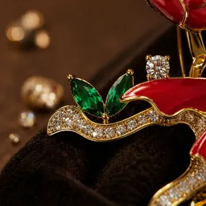 Vue macro d'une broche carpe koi en émail rouge avec gemmes vertes, perles et diamants