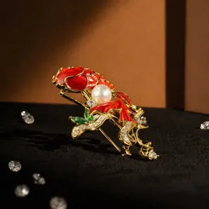 Broche carpe koï exquise en émail rouge avec perles et zircons sur velours noir