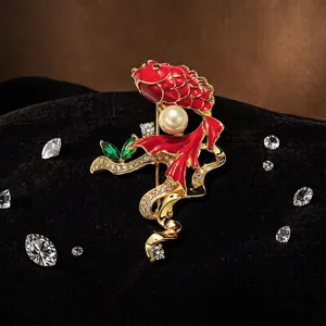 Magnifique broche carpe koi en émail rouge avec perle et cristaux brillants