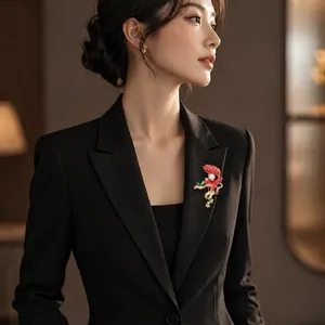 Broche carpe koi rouge élégante avec perle et dorure sur revers de costume noir