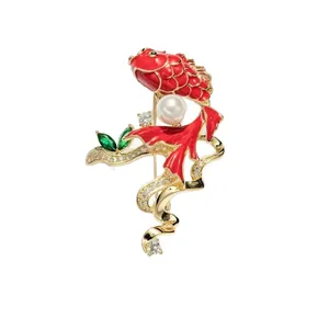 Broche carpe koi chinoise 2025 exquise en émail rouge, perle et cristaux finition dorée