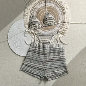 Flachbild eines dreiteiligen Strick-Bikini-Sets mit gestreiften Strand-Shorts