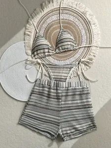 Detaillierte Textur des dreiteiligen Häkel-Bikini-Sets mit gestreiften Shorts