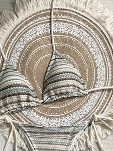 Nahaufnahme des Boho Häkelbikini Sets mit gestreifter Stricktextur und Fransen-Details