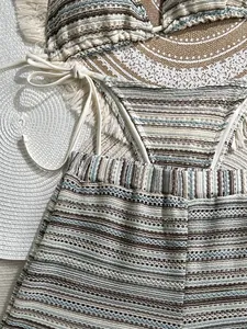 Detaillierte Makroansicht der Boho-Häkelstruktur des dreiteiligen Bikini-Strandsets