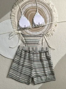 Detailansicht des Häkel-Bikini-Sets mit gestreiften Shorts und Weste flach liegend
