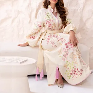 Robe longue brodée à manches longues avec ceinture et détails de glands roses