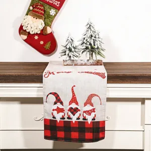 Chemin de table de Noël avec gnomes et bordure à carreaux rouges sur tissu en lin