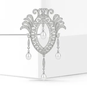 Détail d'une broche en argent sertie de zircons avec d'élégantes perles suspendues