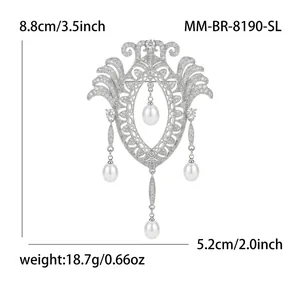 Broche vintage argentée avec motif baroque ajouré, zircons et pendentifs perles