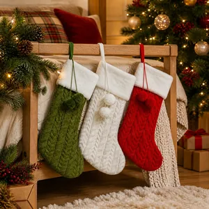 Set di tre calze di Natale in maglia rosse, verdi e bianche con decorazioni pompon