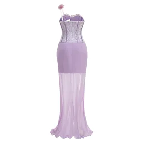Dettaglio della schiena del corsetto in pizzo con zip e decorazione floreale lilla