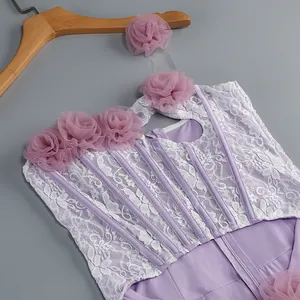 Dettaglio dell'abito in pizzo lavanda con rose 3D e struttura corsetto con stecche