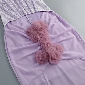 Dettaglio del corpetto in pizzo bianco con stecche e fiori 3D su abito lilla