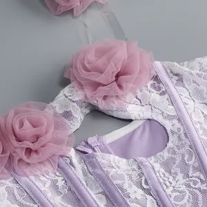 Dettaglio in pizzo lilla con rosa in mesh 3D e chiusura lampo metallica con marchio