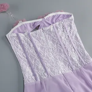 Dettaglio del top a fascia viola chiaro con pizzo bianco e decorazioni floreali 3D