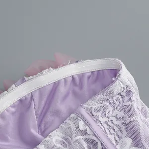 Dettaglio dell'abito in pizzo bianco con fodera in raso viola e striscia in silicone