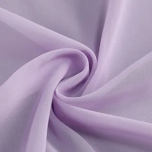 Dettaglio macro del tessuto chiffon lavanda con drappeggio elegante e trama a maglia fine