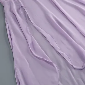 Dettaglio in primo piano del tessuto in chiffon viola con orlo arrotolato e spacco