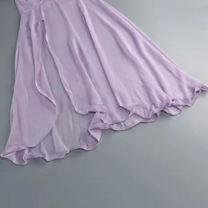 Dettaglio dell'orlo a sirena in chiffon lavanda con volant e elegante spacco laterale