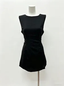 Vue de face d'une mini-robe noire sans manches minimaliste sur un mannequin blanc