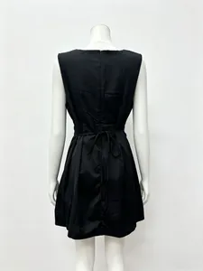 Vue détaillée du dos d'une robe noire sans manches avec ceinture à nouer et fermeture éclair