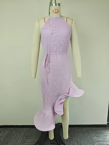 Détail d'une robe plissée lilas avec licou, ourlet à volants et ceinture assortie