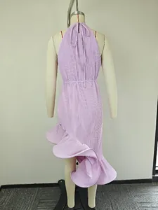 Vue arrière de la robe plissée dos nu lavande avec lien à nouer et ourlet à volants