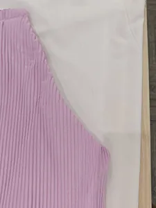 Vue macro détaillée de la texture plissée lavande et de la taille élastique du vêtement