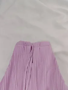 Détail de la robe plissée lavande avec taille élastique et cordon de serrage assorti
