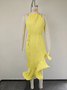 Vue détaillée d'une robe licou jaune vif avec texture plissée et ourlet à volants