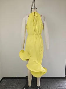 Détail de la robe plissée jaune dos nu avec volants et texture verticale chic